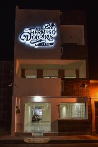多洛雷斯-伊达尔戈HOTEL MI HERMOSO DOLORES的夜间建筑物一侧的标志