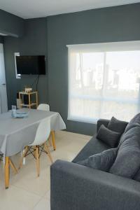 布兰卡港Peatonal Apart的客厅配有沙发和桌子