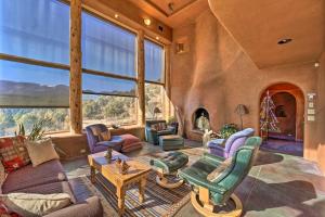ClevelandPeaceful New Mexico Retreat with Panoramic Mtn Views的客厅配有家具和大窗户。
