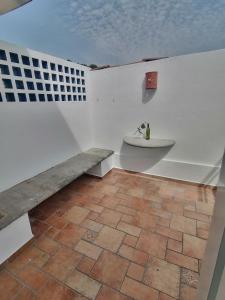 科利马Htl & Suites Neruda, ubicación, limpieza, facturamos的浴室设有长凳和墙上的水槽。