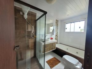 Apartamento Tabuleiro - Pinheira的一间浴室