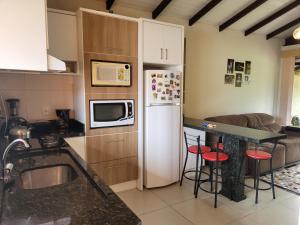 Apartamento Tabuleiro - Pinheira的厨房或小厨房