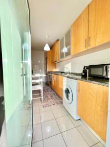 布拉加University of Minho- INL Campus Gualtar Apartment 2的厨房配有洗衣机和洗衣机。