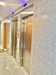 布拉加University of Minho- INL Campus Gualtar Apartment 2的建筑物的一排电梯门
