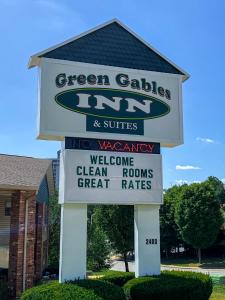 布兰森Green Gables Inn的绿色小屋的标志