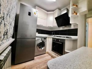 阿拉木图Квартира на Тулебаева的厨房配有不锈钢冰箱和洗碗机