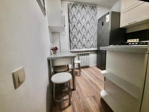 阿拉木图Квартира на Тулебаева的一个带柜台和凳子的小厨房