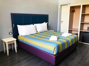 佛罗伦萨乔意亚酒店的一间卧室配有一张大床和蓝色床头板