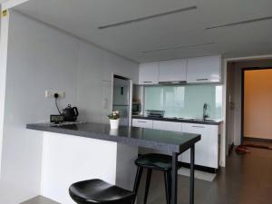 吉隆坡KL Sentral Loft, EST Bangsar #1, LRT的厨房配有柜台和2把凳子