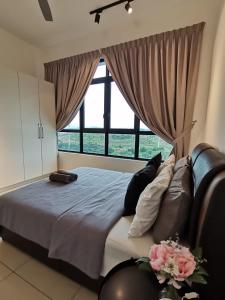普特拉贾亚Conezion Residence Putrajaya nearby IOI City Mall的一间卧室设有一张大床和大窗户