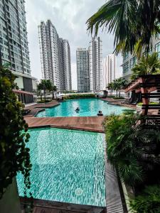 普特拉贾亚Conezion Residence Putrajaya nearby IOI City Mall的一座位于城市的游泳池,有高大的建筑