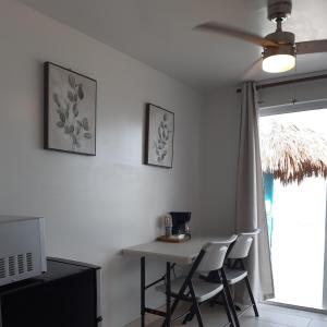 圣费利佩#7 Beach Front Private Room的客房配有桌椅和吊扇。