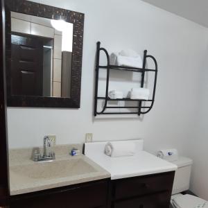 圣费利佩#7 Beach Front Private Room的一间带水槽、镜子和卫生间的浴室