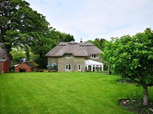 沃明斯特Kings Cottage - Heart of the Deverills的一座带草地庭院的大型石屋