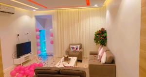 延布شاليه دانة بحر的带沙发、电视和气球的客厅