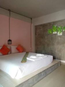 甲米镇The Guest Hotel Krabi的卧室配有一张白色大床