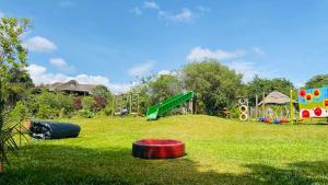Tiret Riverside Resort and Retreat的儿童游玩区