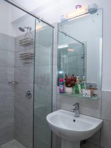 内罗毕Nyumba Nzuri 2 bedroom apartment central of NBO的一间带玻璃淋浴和水槽的浴室