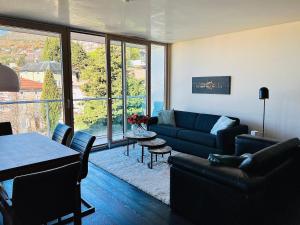 的里雅斯特Panorama Apartment的客厅配有蓝色的沙发和桌子