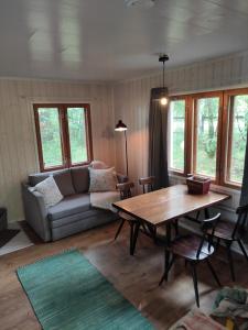 奥卢Old Finnish lakeside cottage with sauna的客厅配有沙发和桌子