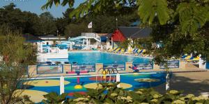 DOMAINE DE KERLANN-MH6PERS-2CH-grande terrasse-tout confort内部或周边的泳池