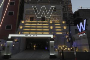 名古屋W拉链俱乐部设计酒店 的带有读wfw俱乐部标志的建筑