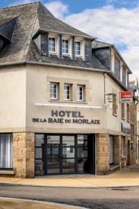 卡朗泰克The Originals Boutique, Hôtel La Baie de Morlaix的街道拐角处的酒店