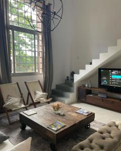 乌拉圭河畔康塞普西翁Antique Barraca的客厅配有桌子和电视
