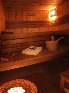 阿诺吉亚德里纳群山度假村的桑拿浴室,配有带毛巾的桌子