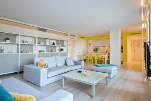 Lugaris Beach Apartments的休息区