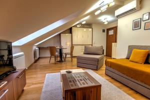 弗拉查尔（历史区）Apartman 501的客厅配有沙发和桌子