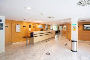 格拉诺列尔斯Holiday Inn Express Barcelona - Montmeló, an IHG Hotel的办公室的大堂,设有前台