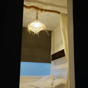 赞德沃特巴里海滩公寓的挂在卧室床上的吊灯