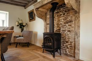 ChapaizeClos des Dames de Lancharre的带壁炉的客厅设有石墙