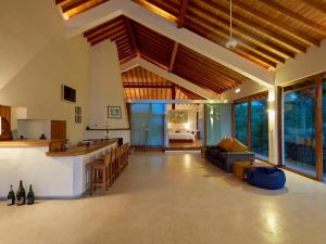 迪加纳The Glasshouse Victoria Villa, Kandy的一个带厨房和沙发的大客厅