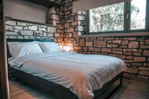 Epirus Stone Suites客房内的一张或多张床位