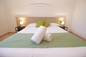 诺瓦拉Hotel Tornielli 9的一张带两个枕头的大白色床