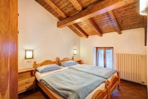 利维尼奥Chalet Meridiana Appartamento 9的一间卧室配有一张大木床和蓝色床单