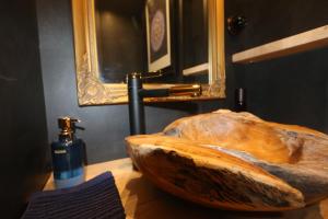 南希Le cocon aux portes de la place Stanislas的浴室里一张桌子上的木碗