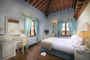 贝托勒拉利奥波尔迪纳酒店的一间卧室配有一张床、一张桌子、一张床和窗户。