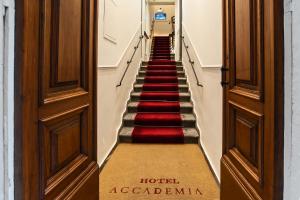 佛罗伦萨学院酒店的一间铺有红地毯的酒店楼梯