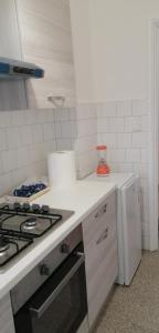 阿斯蒂Casa arcobaleno的厨房配有炉灶和冰箱。