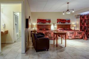 罗贝瓦勒罗伯瓦尔汽车旅馆的一间卧室配有两张床和一张桌子及椅子