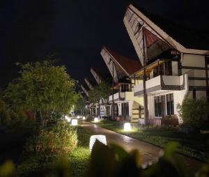 兰特包托拉雅米斯丽娜度假村的夜晚一排灯光的房子