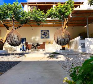 利帕里Punta Sallustro Lipari的天井上挂着两篮子