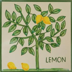 拉戈斯Casa Monte Cristo Apartments - Lemon的一只柠檬树的画,上面有两只黄蝴蝶