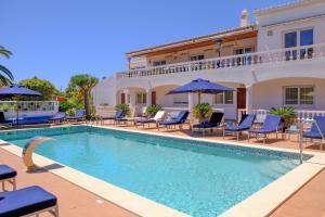 拉戈斯Casa Monte Cristo Apartments - Lemon的别墅前的游泳池