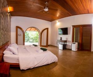 塔拉波托Lodge Casa de Campo "APU SAMAY"的一间卧室,卧室内配有一张大床