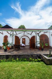 塔拉波托Lodge Casa de Campo "APU SAMAY"的白色的房子,设有木门和庭院