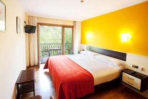 埃特克萨拉尔文塔德埃萨拉尔酒店的酒店客房设有一张床和一个阳台。